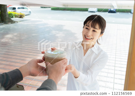 一名婦女從廚房車裡買午餐 112156569