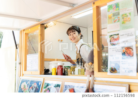 Kitchen car lunch smartphone 112156598