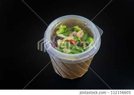 杯式波紋管容器,底部裝有義大利麵,頂部分開配料 杯式波紋管容器,底部裝有義大利麵,頂部分開配料 112156605