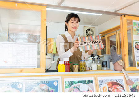有廚房車的一名婦女打開標誌 112156645