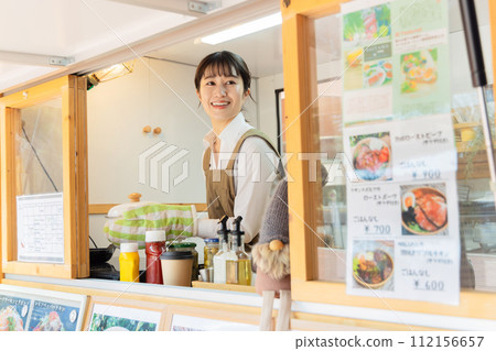 廚房車午餐工作婦女 廚房車午餐工作婦女 112156657