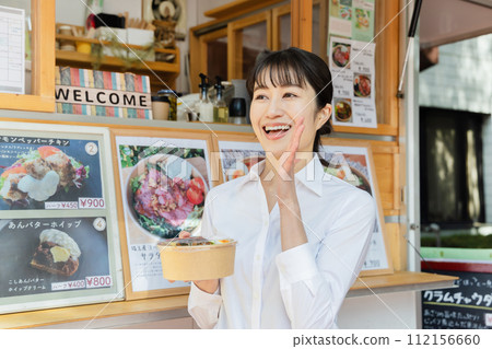 一位女士在廚房車前招呼顧客 一位女士在廚房車前招呼顧客 112156660