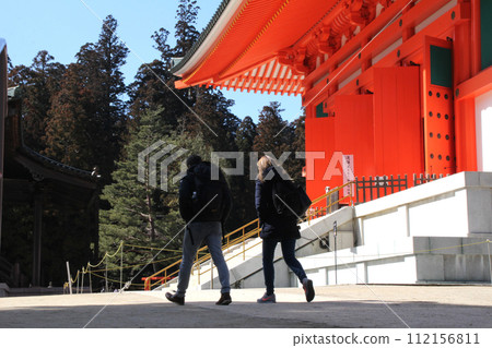 高野山金剛峰寺的根本大東和外國遊客 高野山金剛峰寺的根本大東和外國遊客 112156811