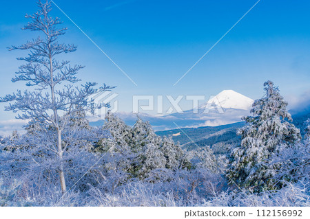 （靜岡縣）白霜覆蓋的十國峠、富士山景觀 112156992