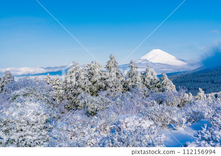 （靜岡縣）白霜覆蓋的十國峠、富士山景觀 112156994