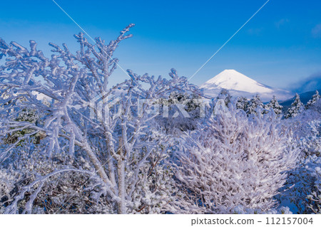 （靜岡縣）白霜覆蓋的十國峠、富士山景觀 112157004