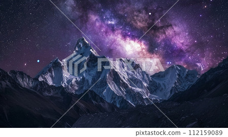 尼泊爾夜間喜馬拉雅山和星空的壯麗景色 112159089