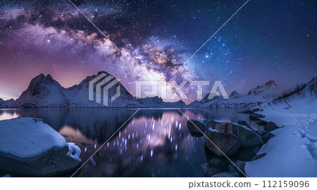 挪威冬夜，明亮的銀河照耀著白雪覆蓋的山脈和大海 112159096