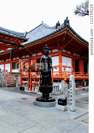 [Kyoto] Rokuharamitsuji Temple main hall and eleven-faced Kannon Bosatsu statue in spring 112159124