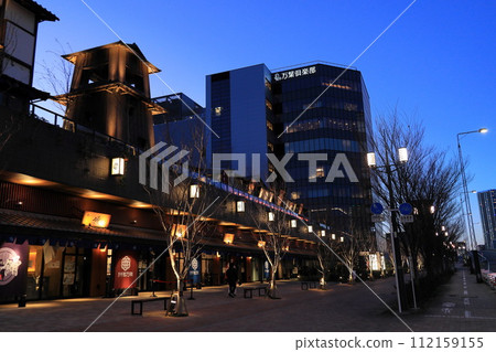 Tokyo Toyosu Thousands of Visitors - Toyosu Edomae Street on the 1st floor at dusk Tokyo Toyosu Thousands of Visitors - Toyosu Edomae Street on the 1st floor at dusk 112159155