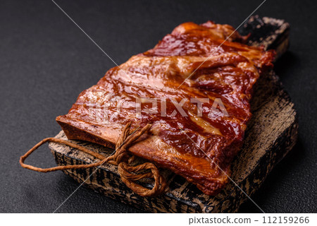 Delicious smoked or grilled ribs with olives, spices and herbs 112159266