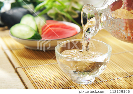 倒入清酒並醃製黃瓜和紅蘿蔔 112159366