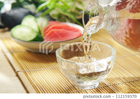 倒入清酒並醃製黃瓜和紅蘿蔔 112159370