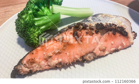 鹽麥芽醃製的烤鮭魚 112160366
