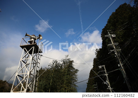 無線電塔聳立在藍藍的天空 無線電塔聳立在藍藍的天空 112160482