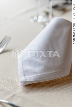 餐廳餐桌佈置、餐桌上的餐巾和餐具 餐廳餐桌佈置、餐桌上的餐巾和餐具 112161531
