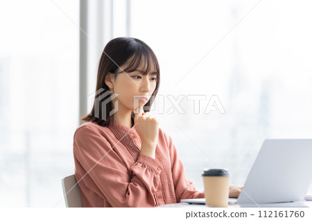 business woman thinking 112161760