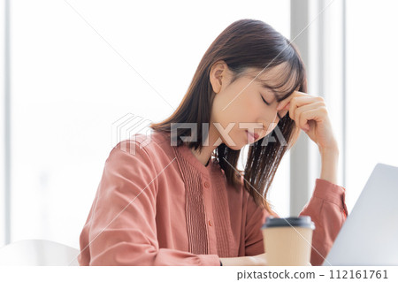 business woman thinking business woman thinking 112161761