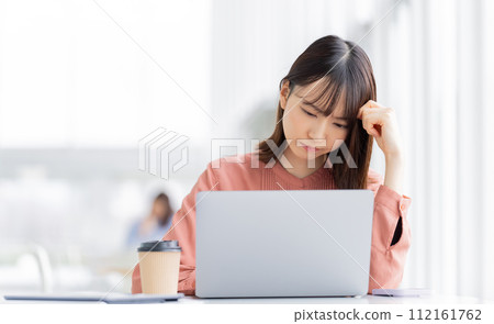 business woman thinking business woman thinking 112161762