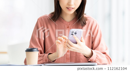 操作智慧型手機的女商人 112162104