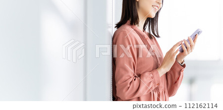 使用智慧型手機的微笑的女商人 112162114