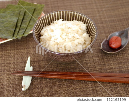 Rice, pickled plums, and grilled seaweed 112163199