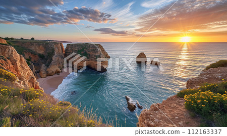 葡萄牙南部阿爾加維的 Praia do Valle de Centanes 日落 112163337