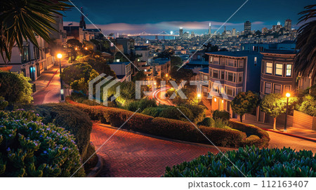 舊金山朗伯德街在晚上 112163407