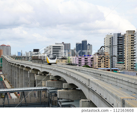 The monorail Yellow Line Mass Transit System serving the Bangkok Metropolitan Region. 112163608