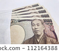 信封裡有一張10，000日元的鈔票 112164388