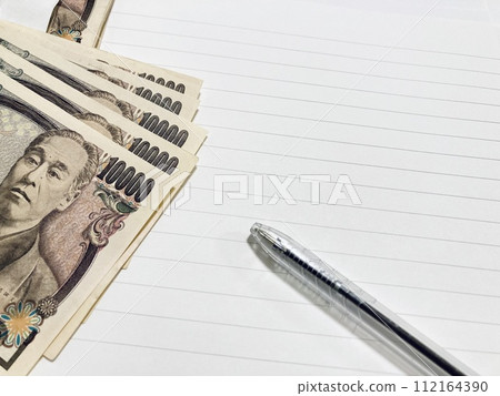 10,000日圓鈔票、筆記本和筆 112164390