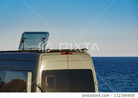 Sunroof, raisable window on roof top of campervan Sunroof, raisable window on roof top of campervan 112166608
