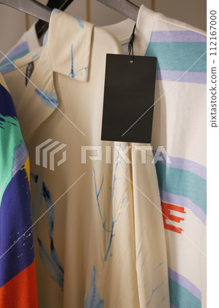Blank price tag on shirt  112167000