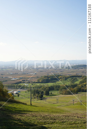 從北海道上川郡東川町的Kitousi森林看到的紅葉和田園風光 112167188