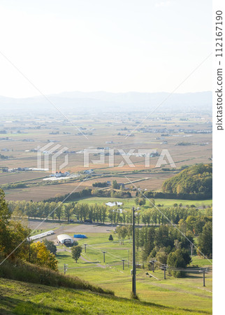 從北海道上川郡東川町的Kitousi森林看到的紅葉和田園風光 112167190