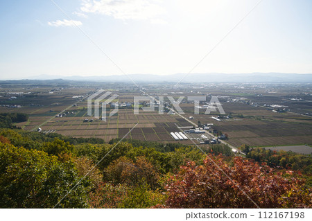 從北海道上川郡東川町的Kitousi森林看到的紅葉和田園風光 112167198