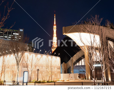 Azabudai Hills Garden Plaza and Tokyo Tower 112167215