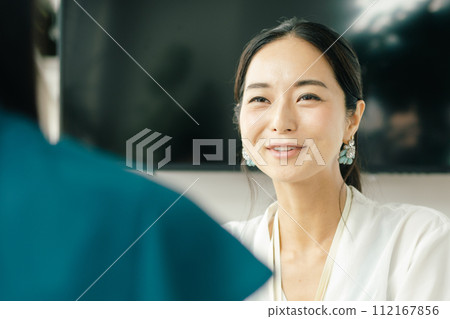 Middle-aged woman having a meeting Middle-aged woman having a meeting 112167856