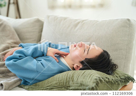 一個因身體狀況不佳而入睡的男人 112169306