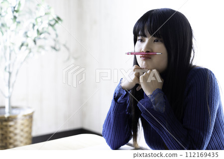 厭倦了學習的年輕女子 112169435
