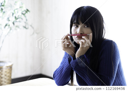 厭倦了學習的年輕女子 112169436