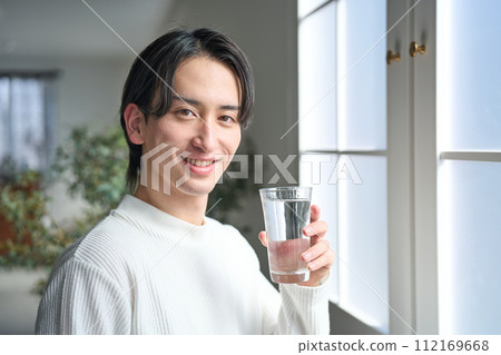 Men drinking water 112169668