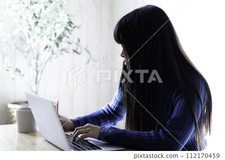 參加在線培訓的年輕女性 112170459