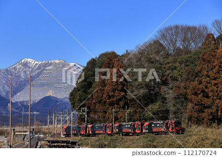 冬季，山義鐵道北西線以藤原山為背景行駛 112170724