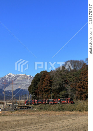 冬季，山義鐵道北西線以藤原山為背景行駛 112170727