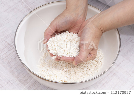 Rice koji Scoop out the rice koji by hand Rice koji Scoop out the rice koji by hand 112170937