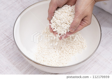 米曲 用手把米曲挖出來 米曲 用手把米曲挖出來 112170939