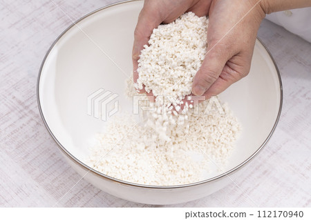 Rice koji Scoop out the rice koji by hand Rice koji Scoop out the rice koji by hand 112170940