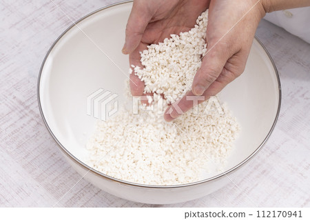 Rice koji Scoop out the rice koji by hand Rice koji Scoop out the rice koji by hand 112170941