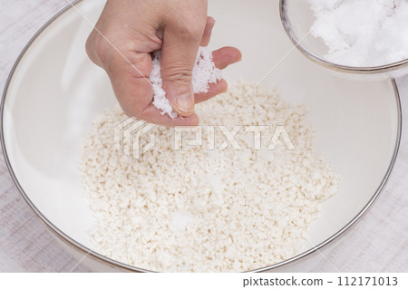 Salt koji: Mix salt with rice koji 112171013